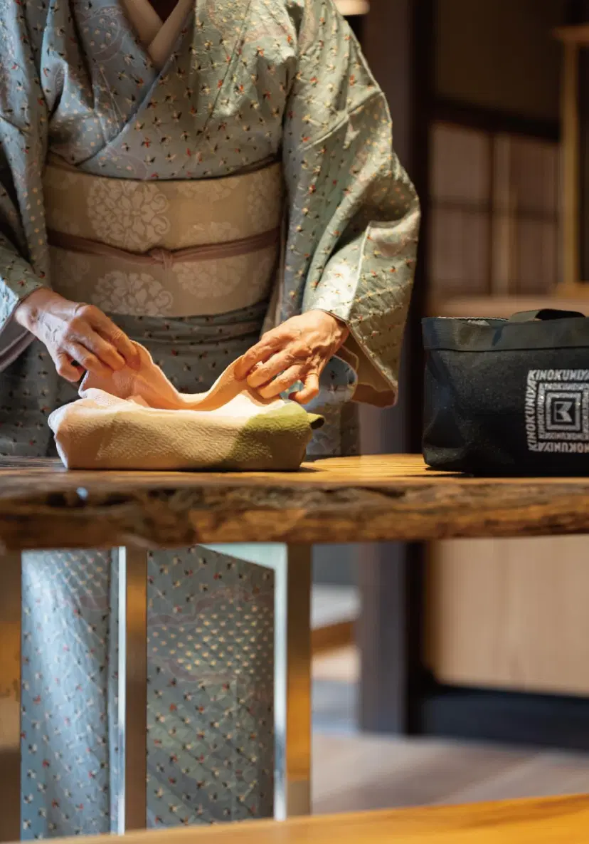 “調進(ちょうしん)所”とは、
大切な人への贈答品をお誂えするだけでなく
心と体をととのえる
自分への「おくりもの」も
調える場所です。